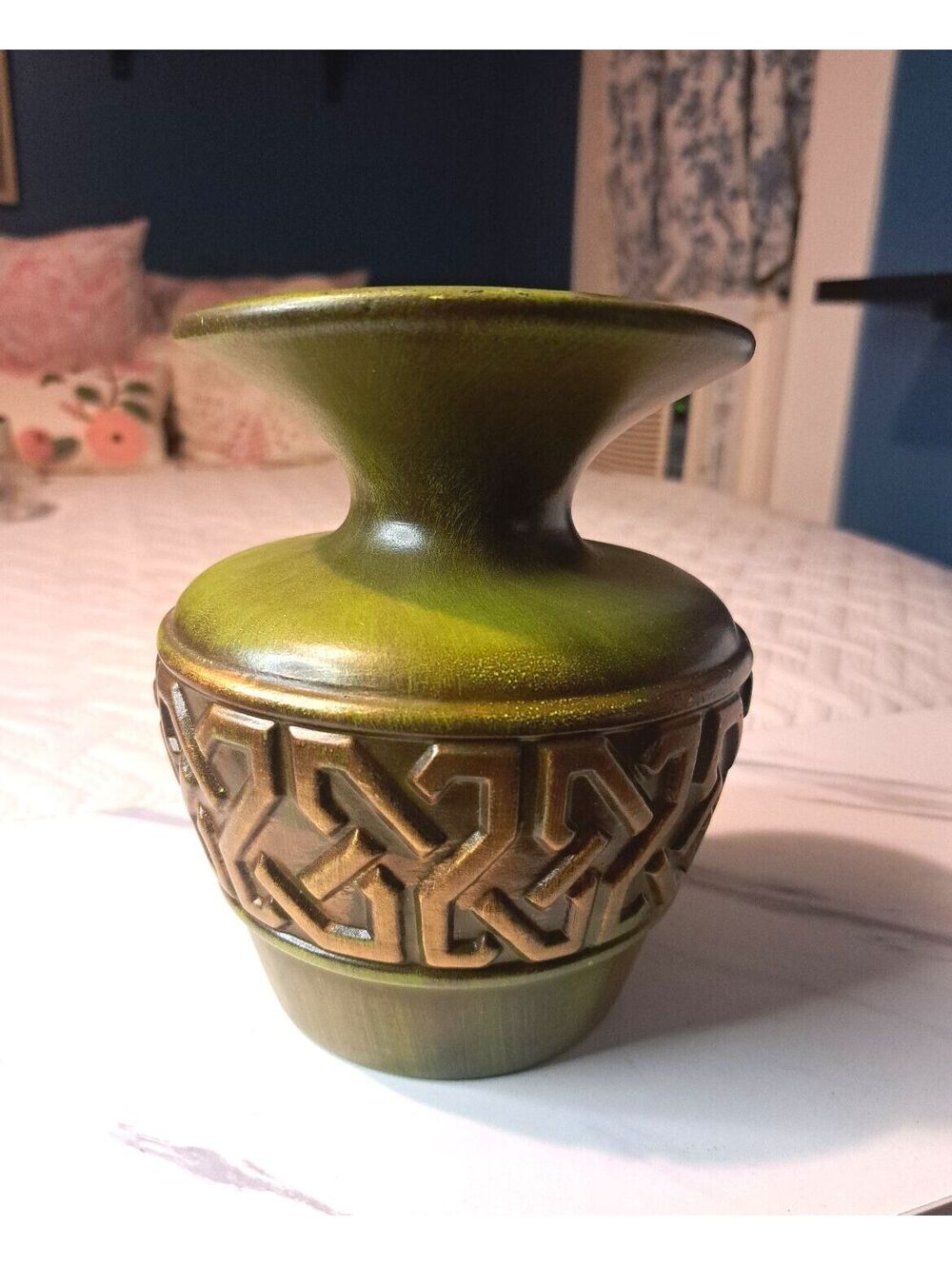 Vintage MCM 1971 Royal Haeger Green & Gold Pottery Vase/Urn Model #4123, 7"
